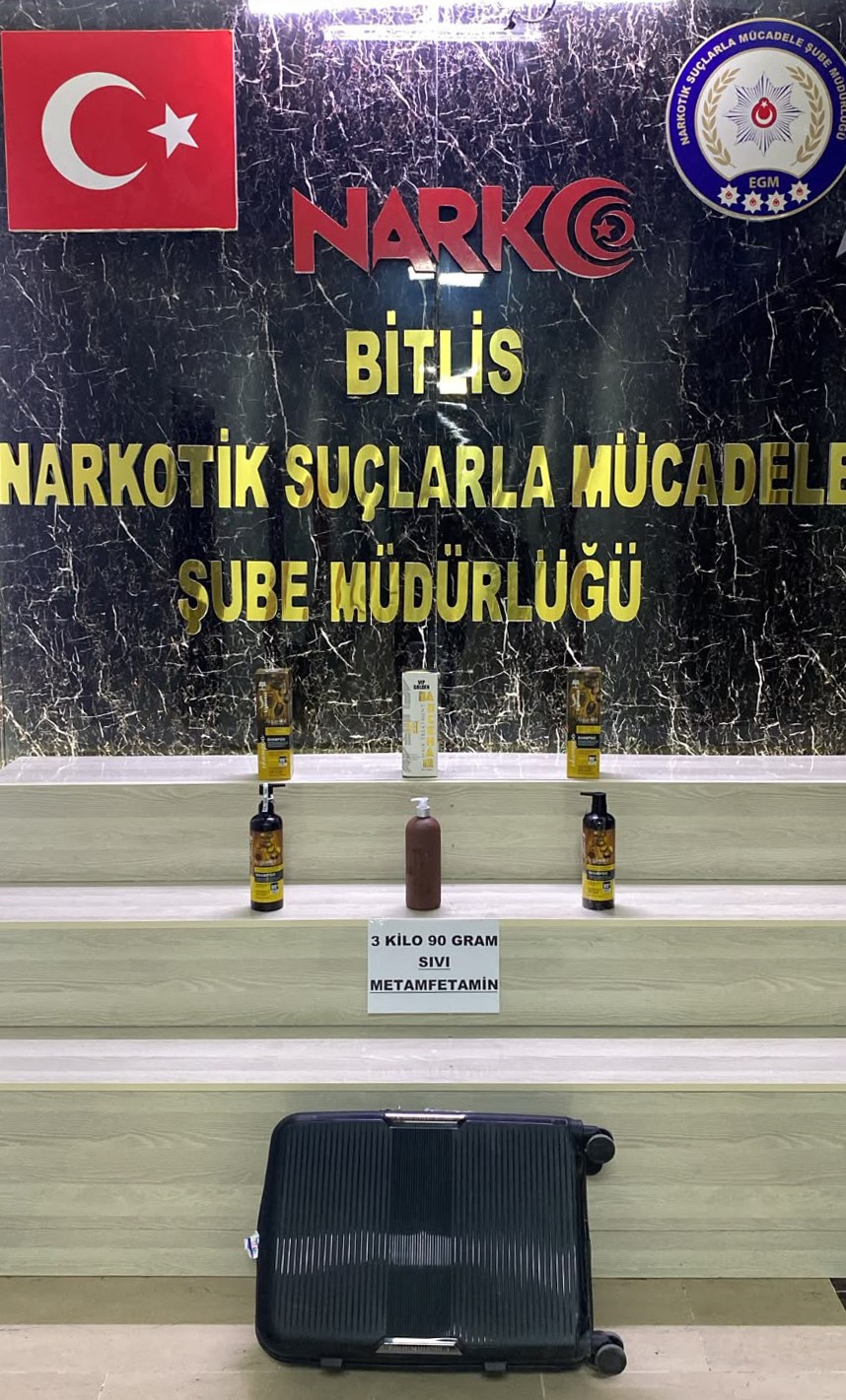 Şampuan şişelerinde 3 kilo sıvı metamfetamin ele geçirildi