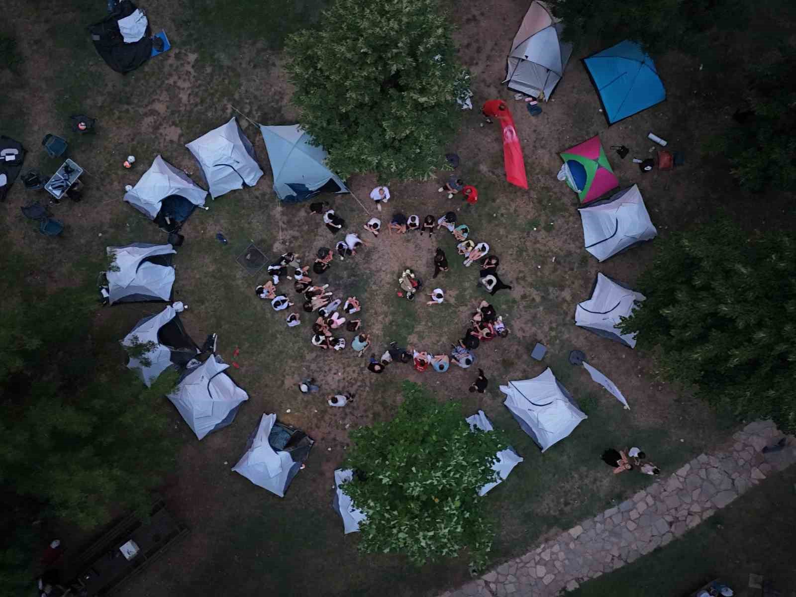 Mutlulukları gözlerinden okundu