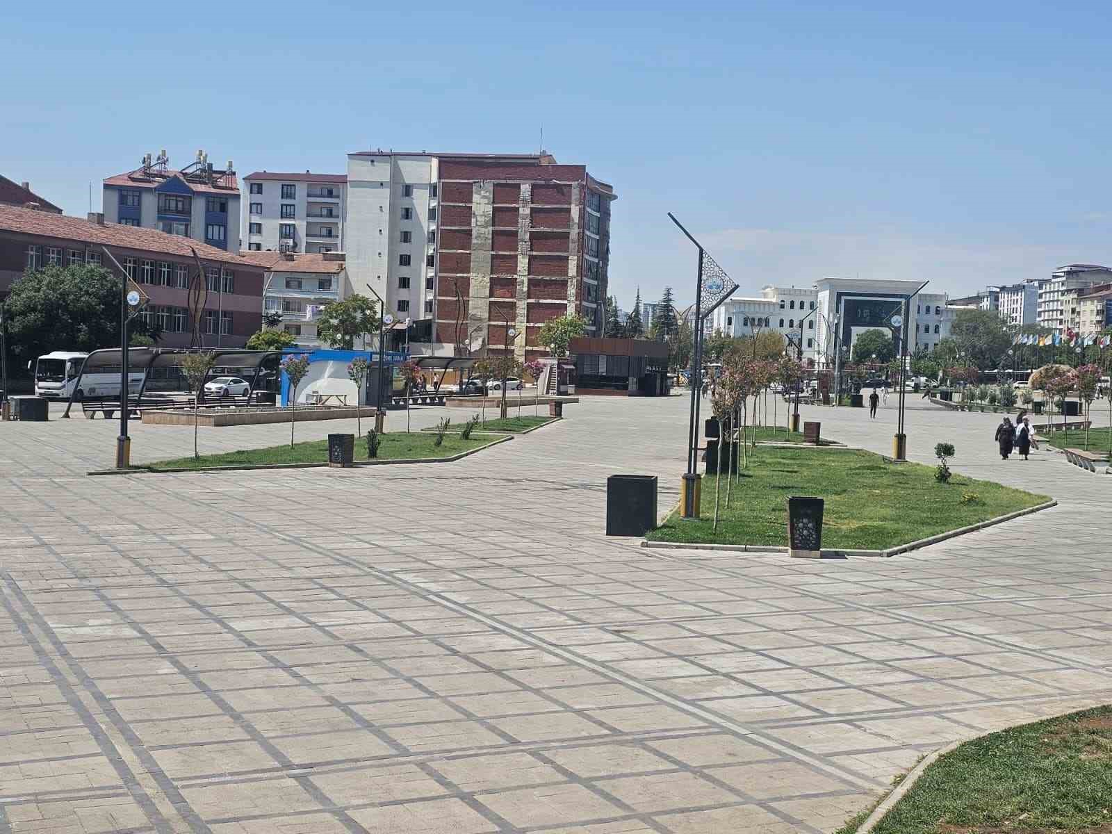 Elazığ’da sıcaklar cadde ve sokakları tenhalaştırdı