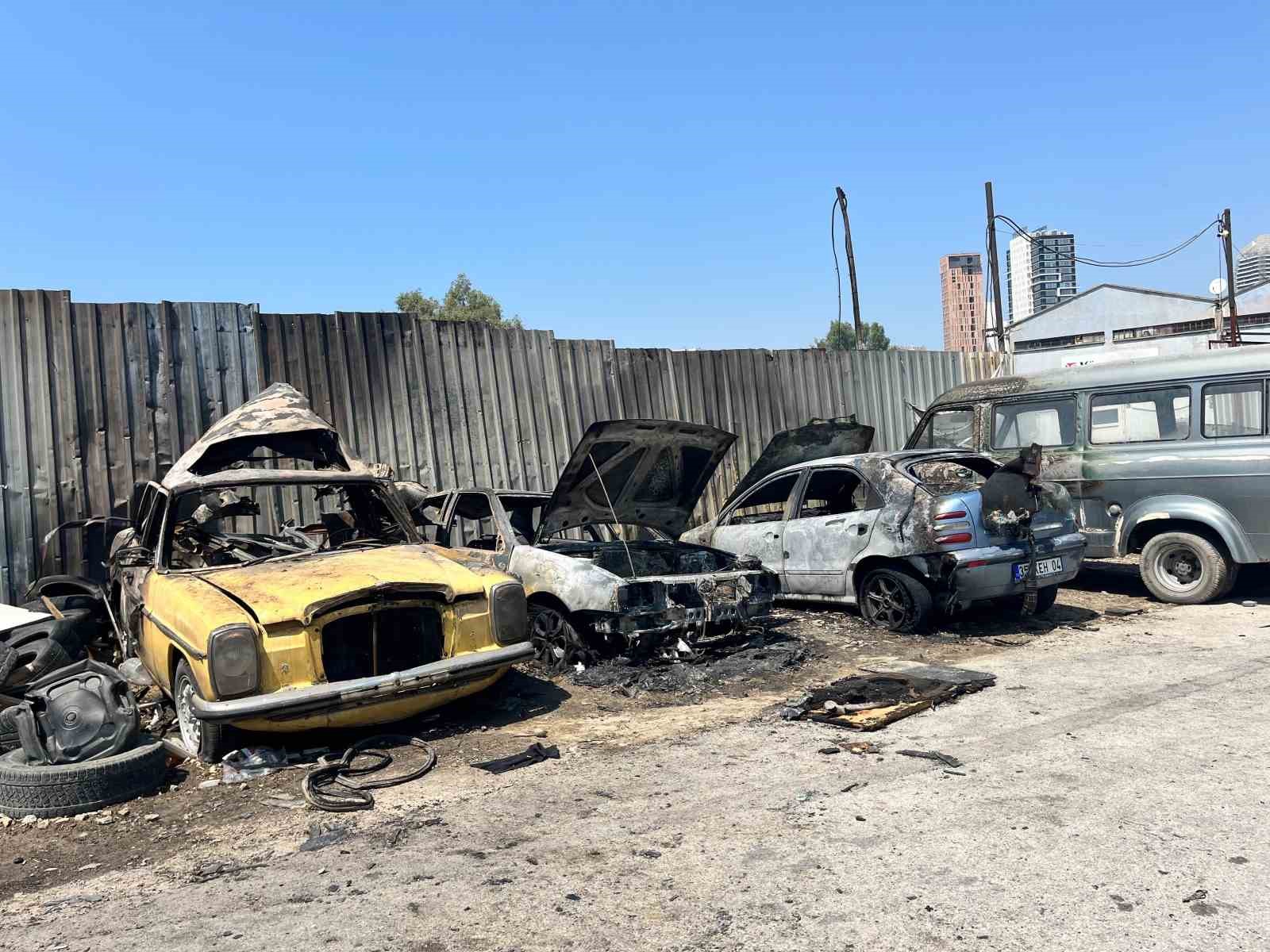 Otomobil yangını diğer araçlara sıçradı: 4 araç küle döndü
