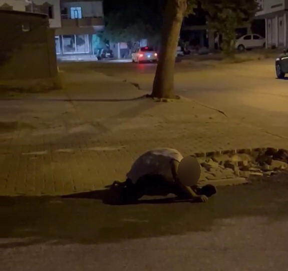 Madde bağımlısı olduğu iddia edilen şahıs sokak ortasında yığılıp kaldı