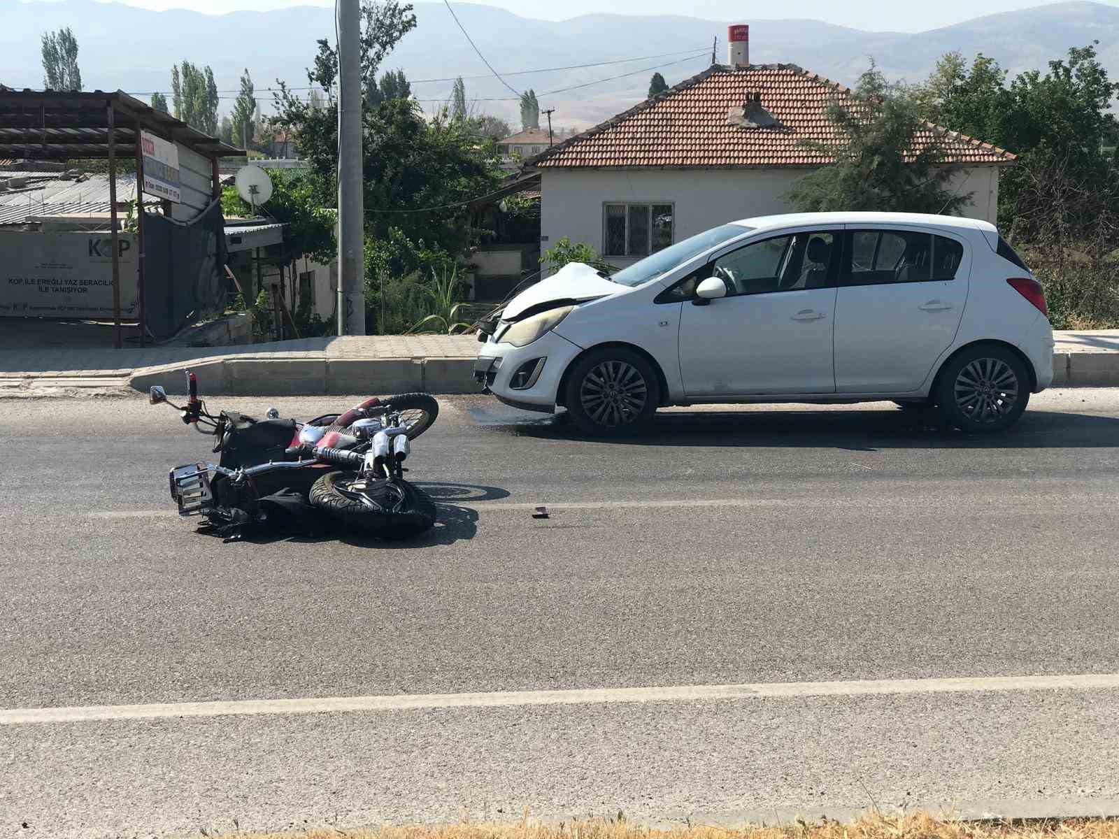 Otomobilin çarptığı motosikletin sürücüsü ağır yaralandı
