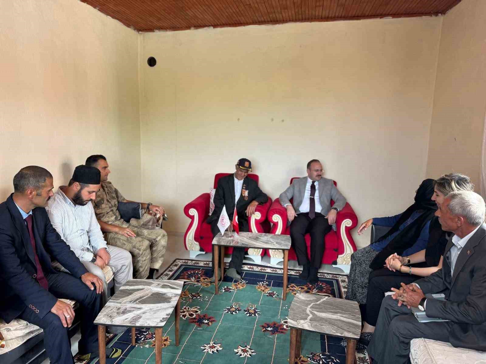 Arpaçay Kaymakamı Güvenç, Kıbrıs Gazisi Şimşir’i evinde ziyaret etti