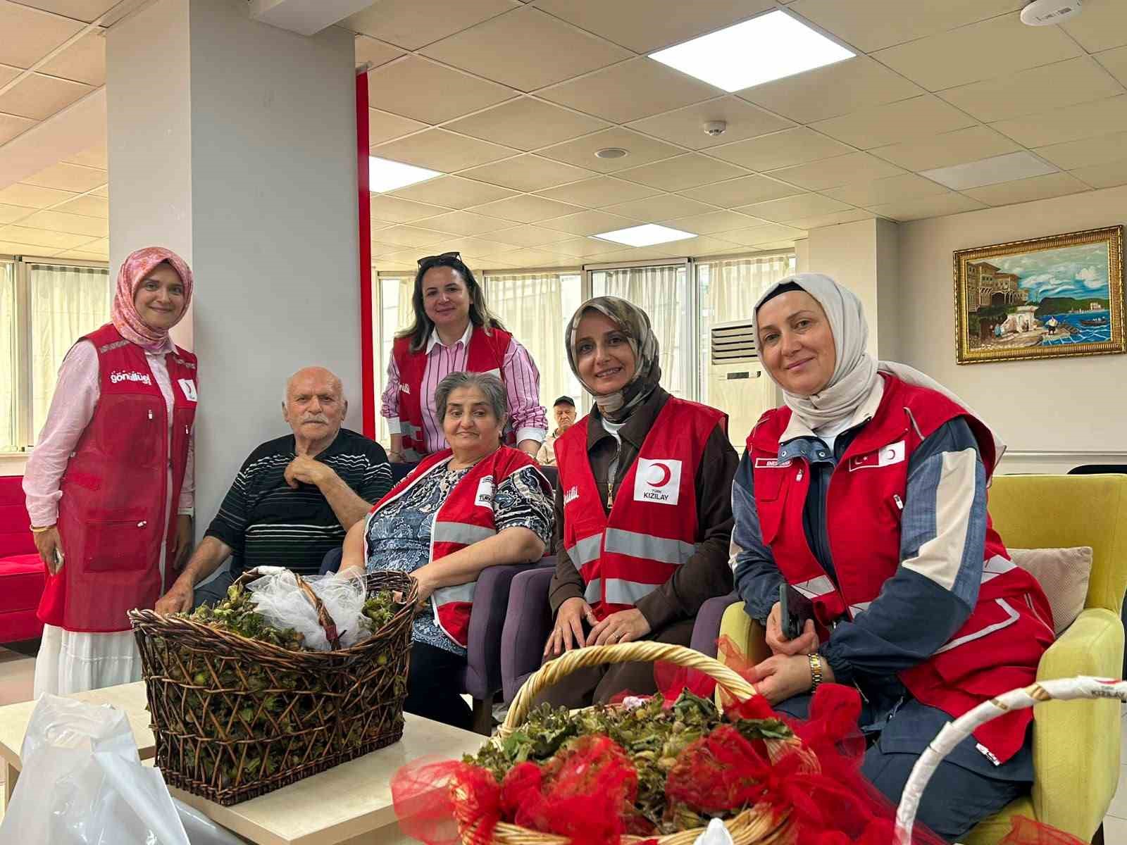 Kızılay’dan huzurevi sakinlerine fındık ikramı