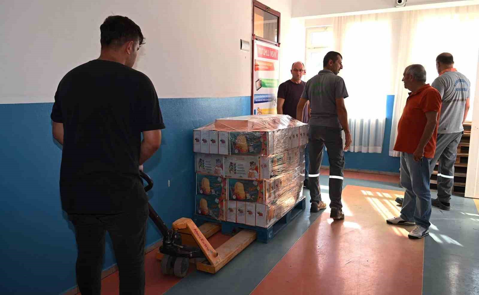 Kemer’de kırtasiye malzemelerinin dağıtımı devam ediyor