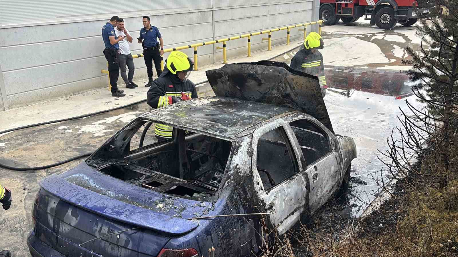 Bolu’da 15 gün önce aldığı otomobil, park halindeyken küle döndü