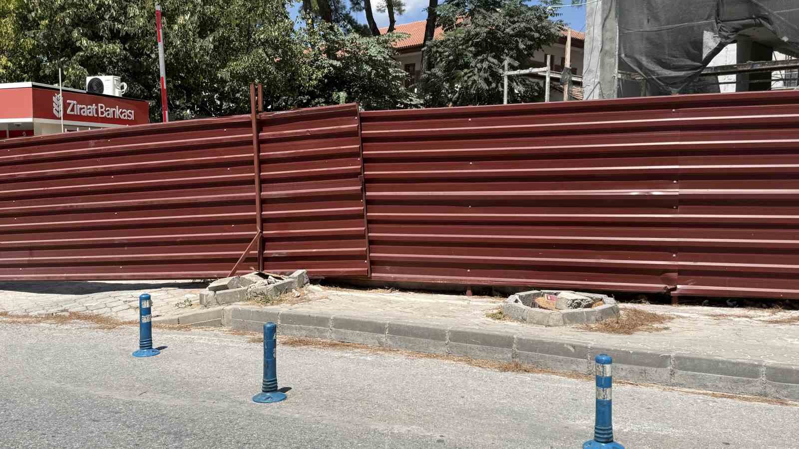 Menteşe’de riskli ağaçlar için kesim ve budama çalışması