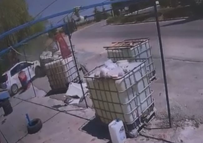 Virajı alamayan otomobil dükkana daldı