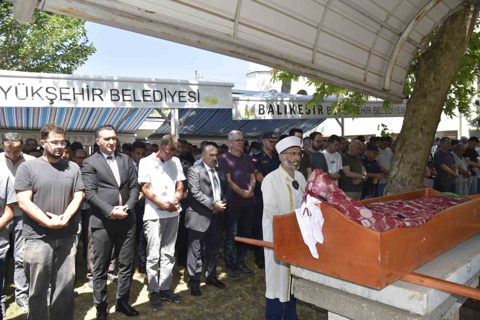 Balıkesir’de kazada hayatını kaybeden çocuk son yolculuğuna uğurlandı