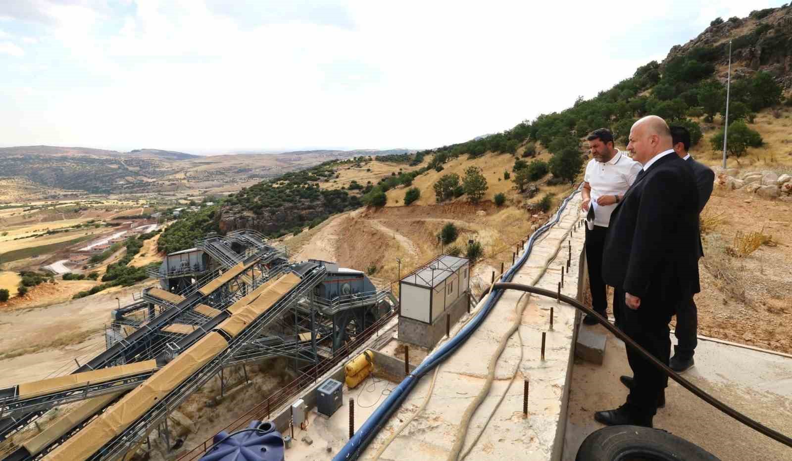 Vali Küçük, taş kırma ve eleme tesisinde incelemelerde bulundu