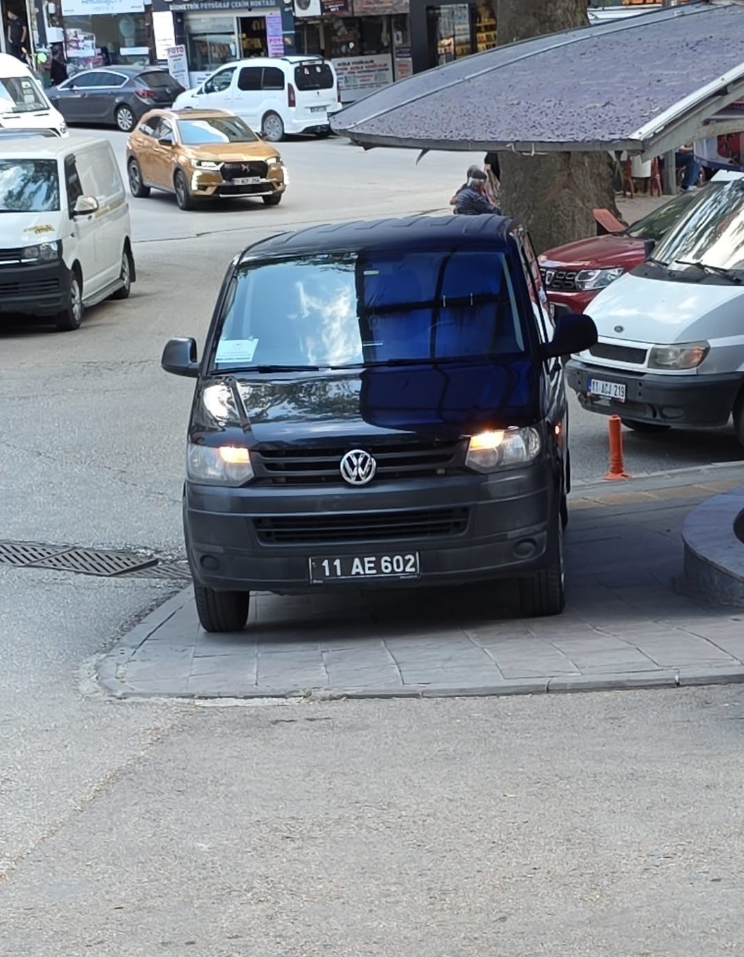 Bilecik’te kaldırıma park eden araç tepkilere neden oldu