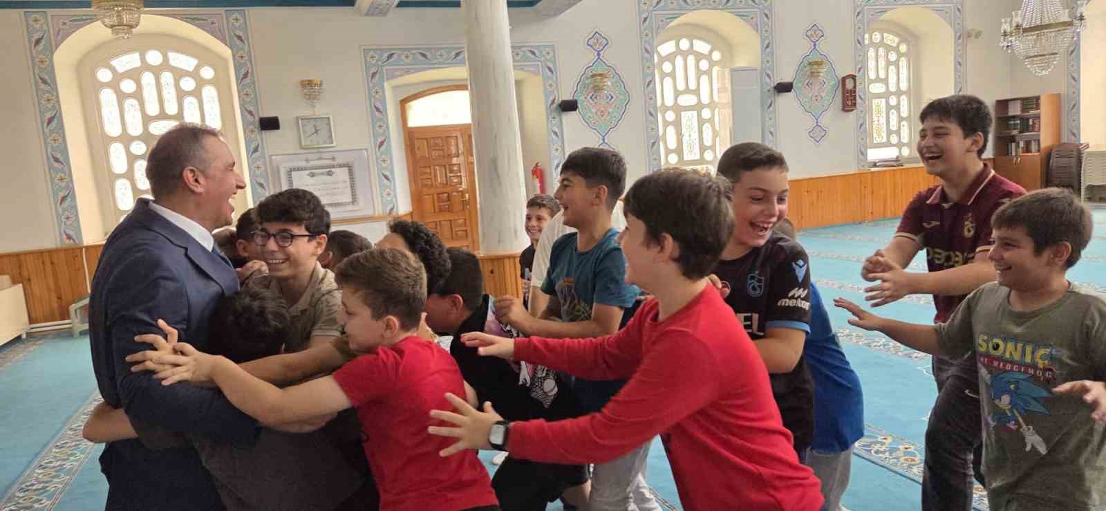 Yaz Kur’an-ı Kerim Kursu’nu bitiren miniklere Trabzonspor forması hediye edildi