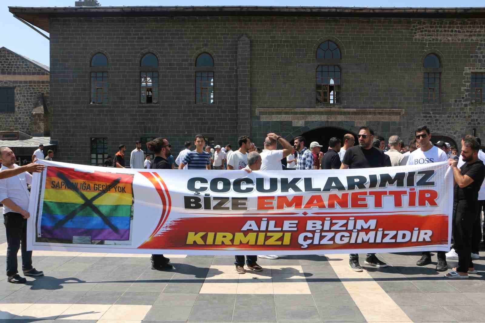 Van İnsan Hakları Derneği’nin LGBT bayrağı açmasına Diyarbakır’dan tepki