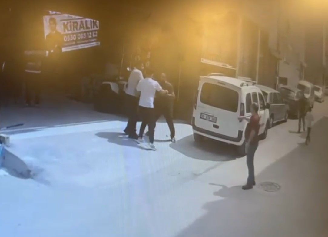 Mahalle savaş alanına döndü: Akraba kavgasında 1 kişi bıçaklandı, 6 kişi yaralandı