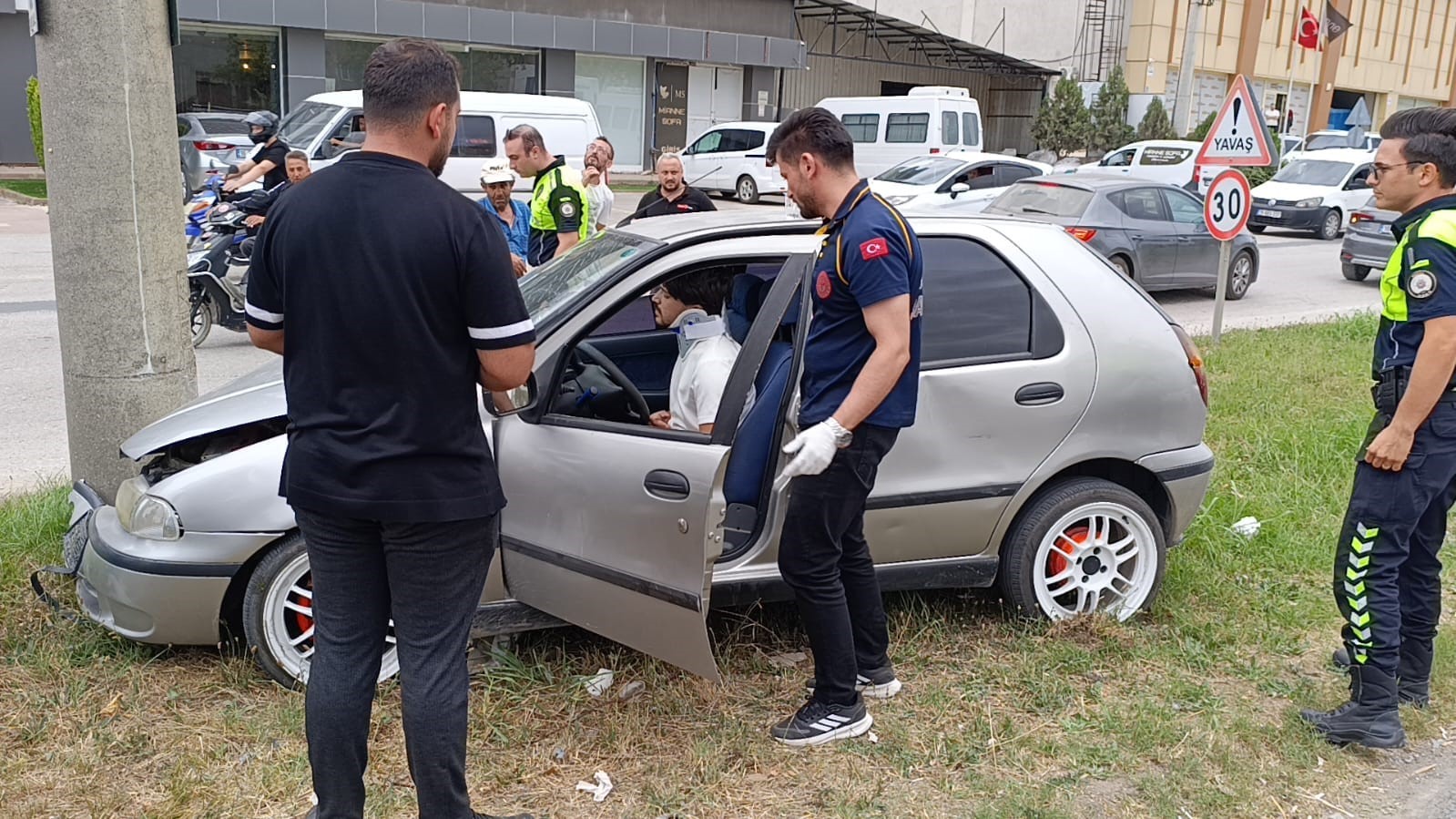 Kontrolden çıkan otomobil beton direğe çarptı: 1 yaralı