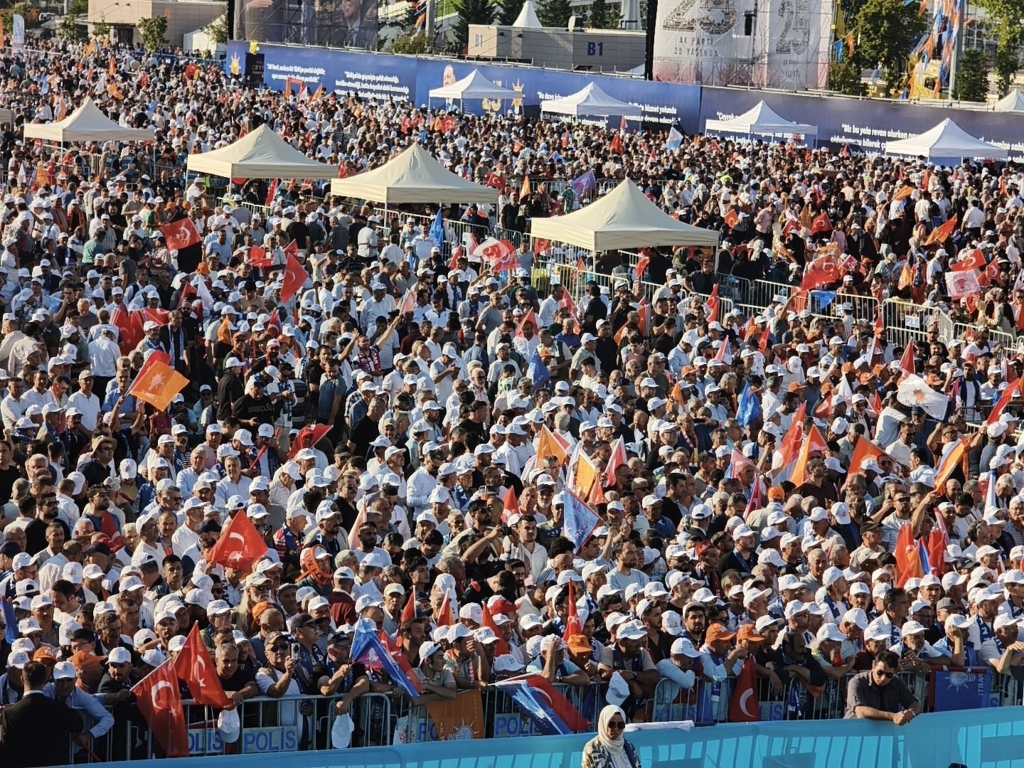 AK Parti’nin 25. yıl mitingine vatandaşlardan yoğun ilgi
