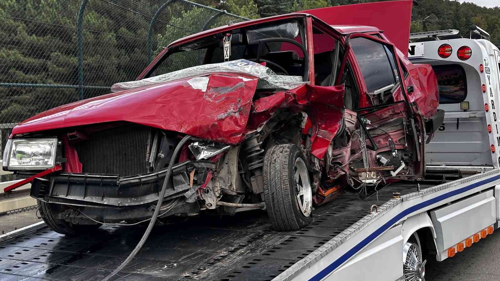 Hafif ticari ile çarpışan otomobil hurdaya döndü: 2 yaralı