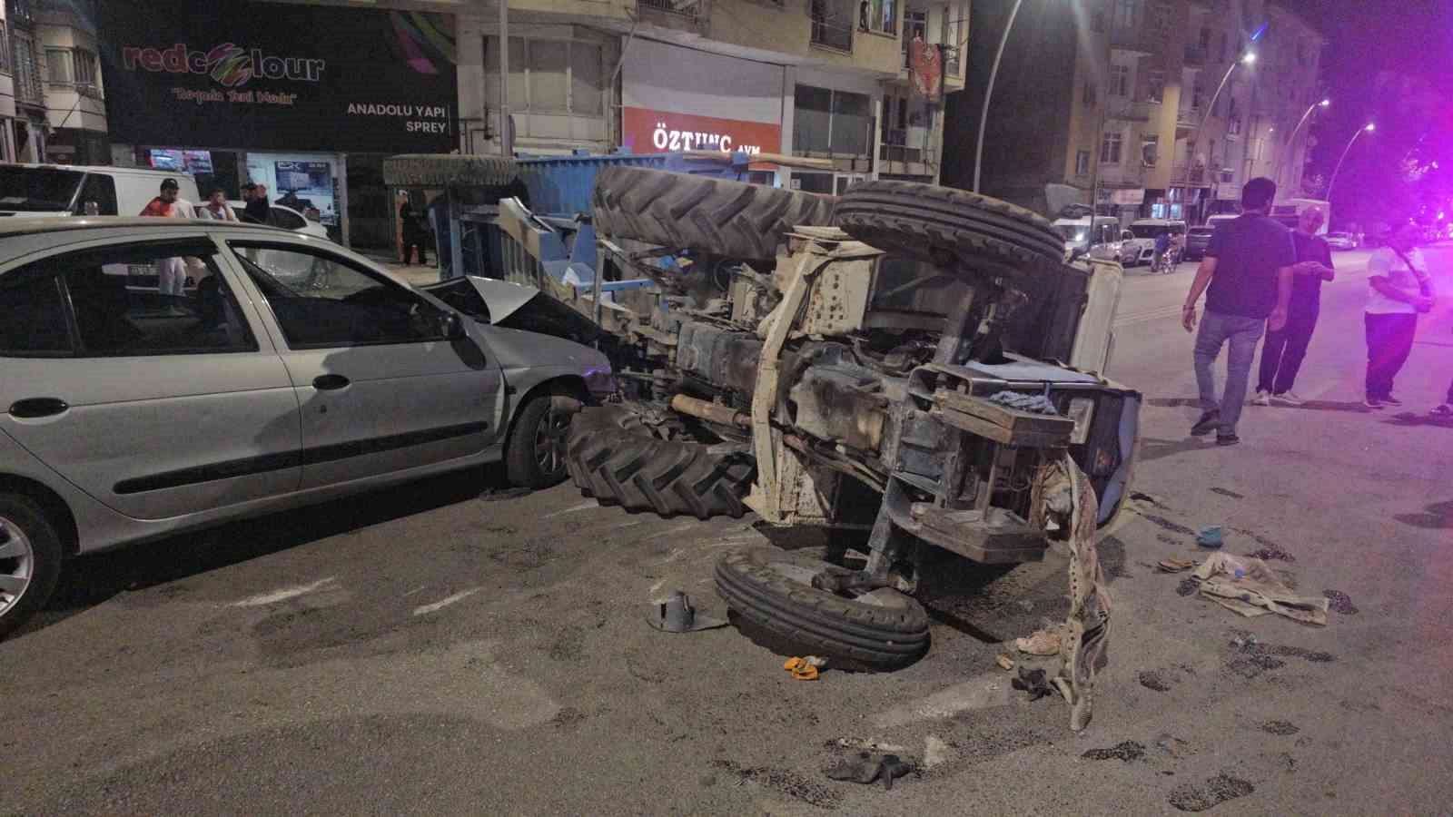 Elazığ’da otomobil ile traktör çarpıştı: 5 yaralı