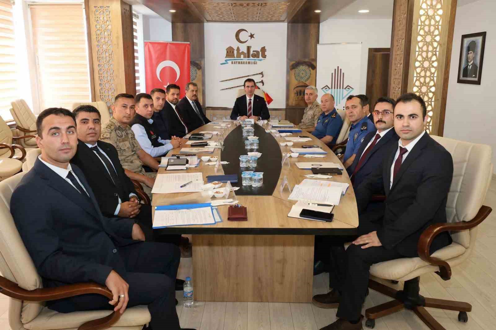 Bitlis’te Ahlat Şenlikleri öncesi güvenlik ve asayiş toplantısı düzenlendi
