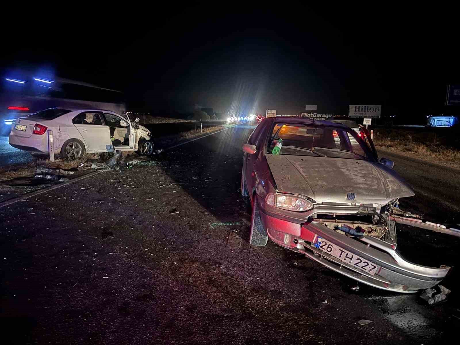 Eskişehir-Ankara yolunda iki otomobil çarpıştı: 5 yaralı