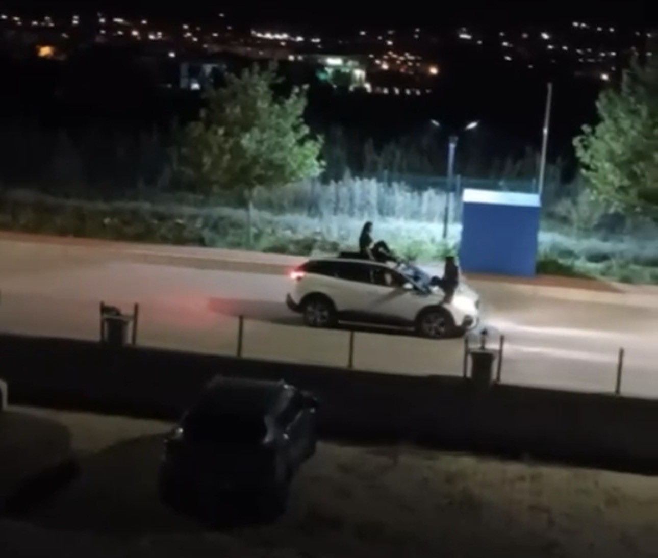 İki kadının seyir halindeki otomobilin üstünde tehlikeli yolculuğu kamerada