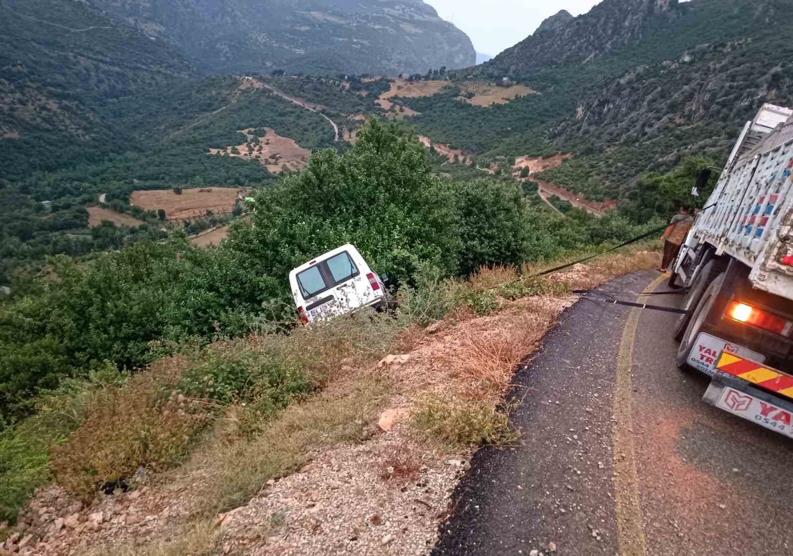 Osmaniye’de yağış nedeniyle yoldan çıkan araç uçuruma düşmekten son anda kurtuldu