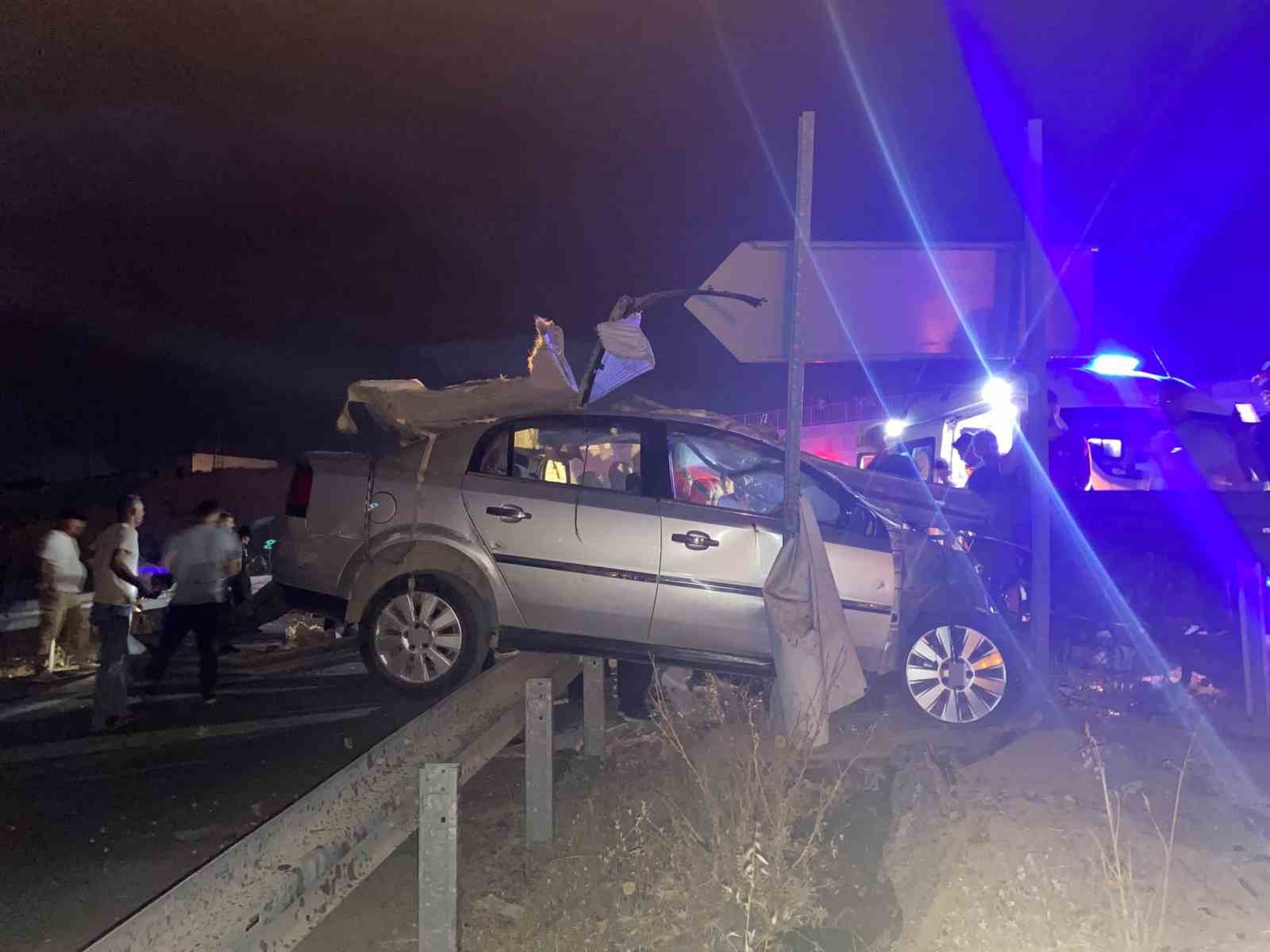 Malatya’da refüje çarpan otomobilin sürücüsü hayatını kaybetti