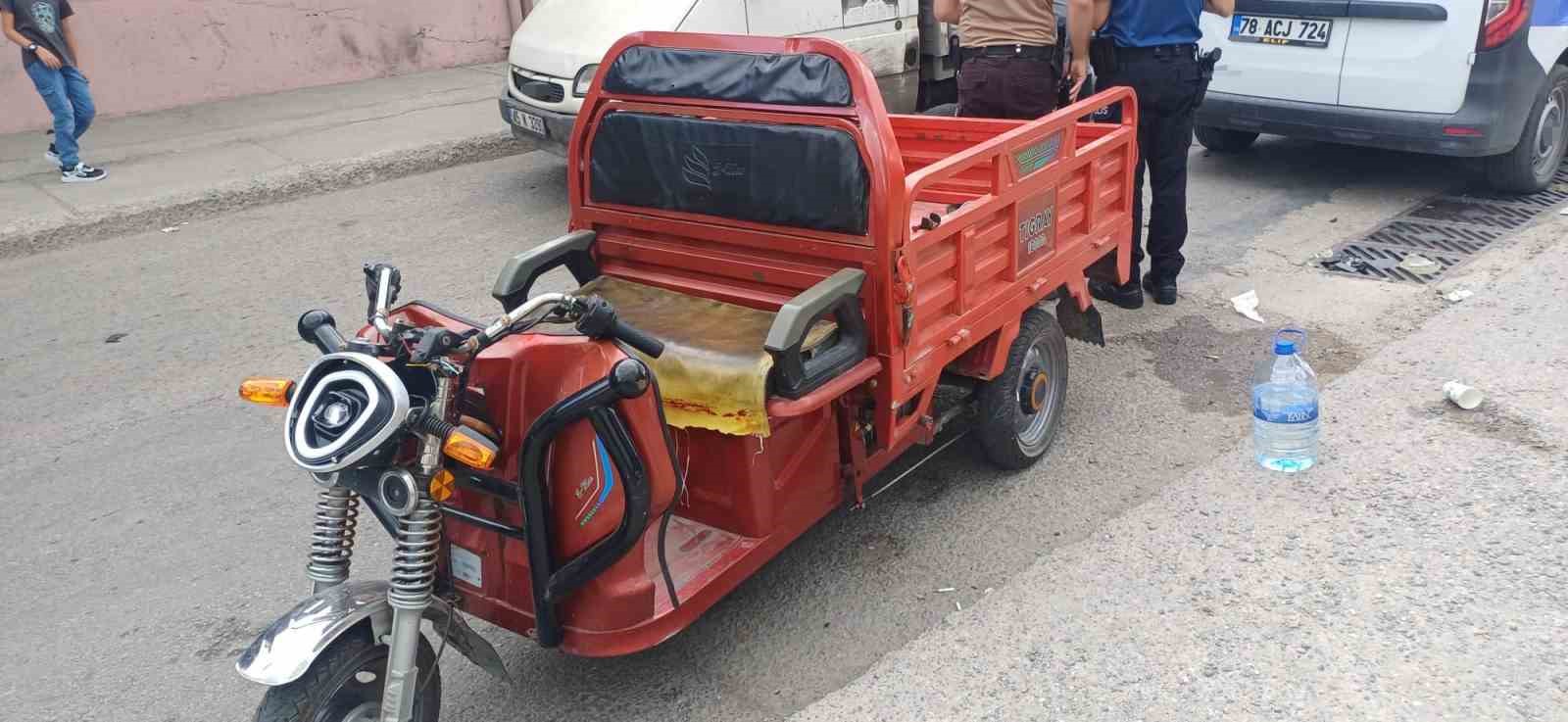 Hafif ticari araç elektrikli motosikletle çarpıştı: 5 yaralı
