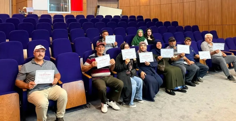Diyabet Okulu’nda eğitim alan hastalara diplomaları verildi