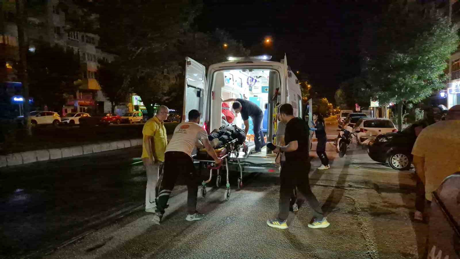 Refüj sulaması sebebiyle ıslanan yolda motosikleti devrilen kurye yaralandı