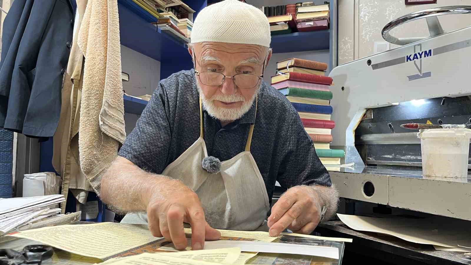 Kur’an-ı Kerim’i ciltliyor, özenle kullanılmasını istiyor
