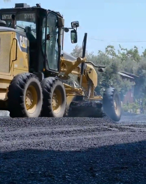 Antakya’da Akasya ve Güzelburç mahallelerinde yollar asfaltlandı