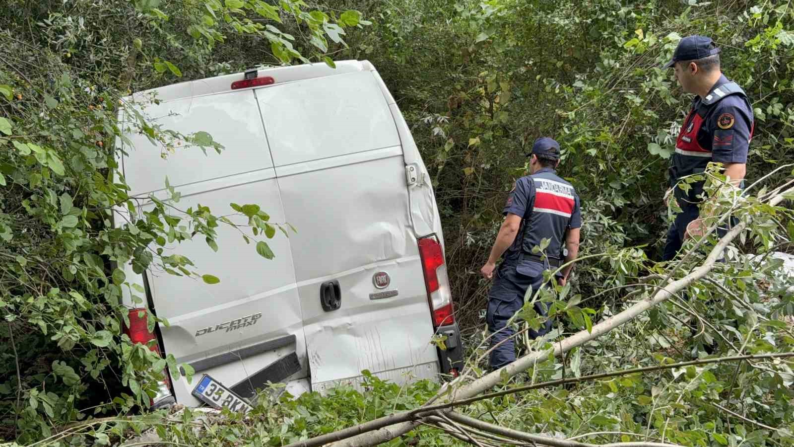 Samsun’da minibüs şarampole yuvarlandı: 2 yaralı