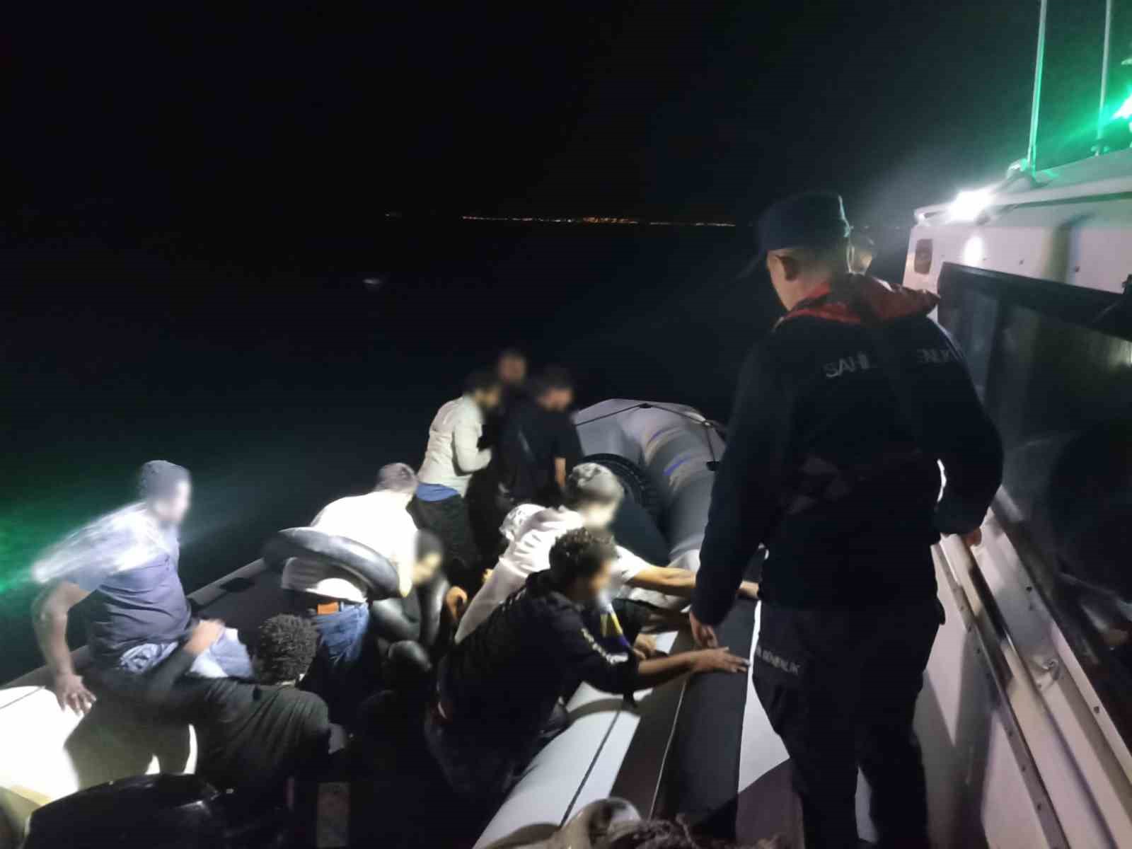 İzmir açıklarında 21 düzensiz göçmen yakalandı, 31 göçmen kurtarıldı