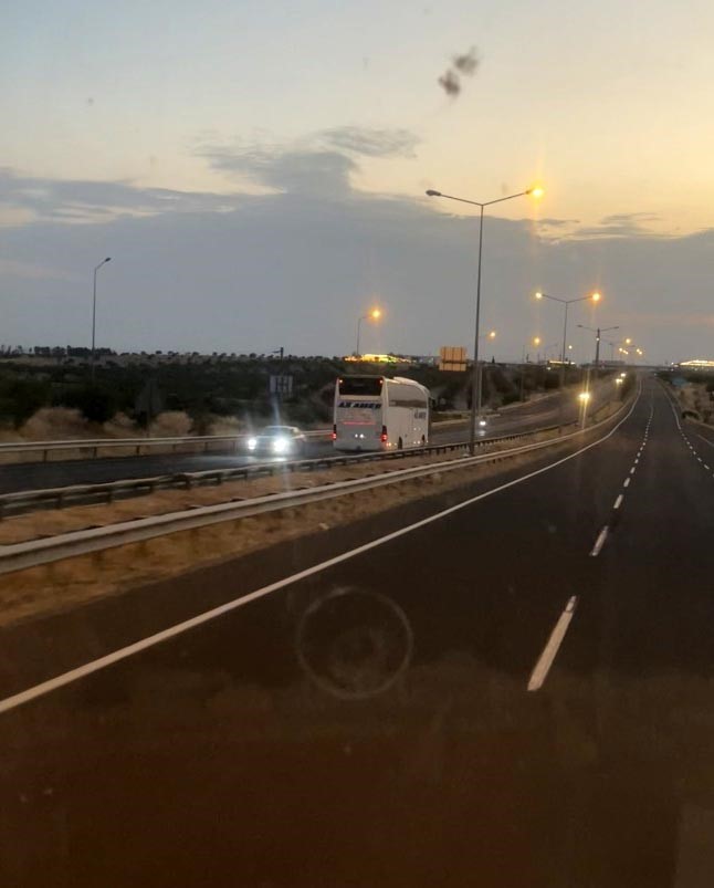 Birecik’te otoyolda tehlikeli anlar: Yolcu otobüsü ters yönde ilerledi