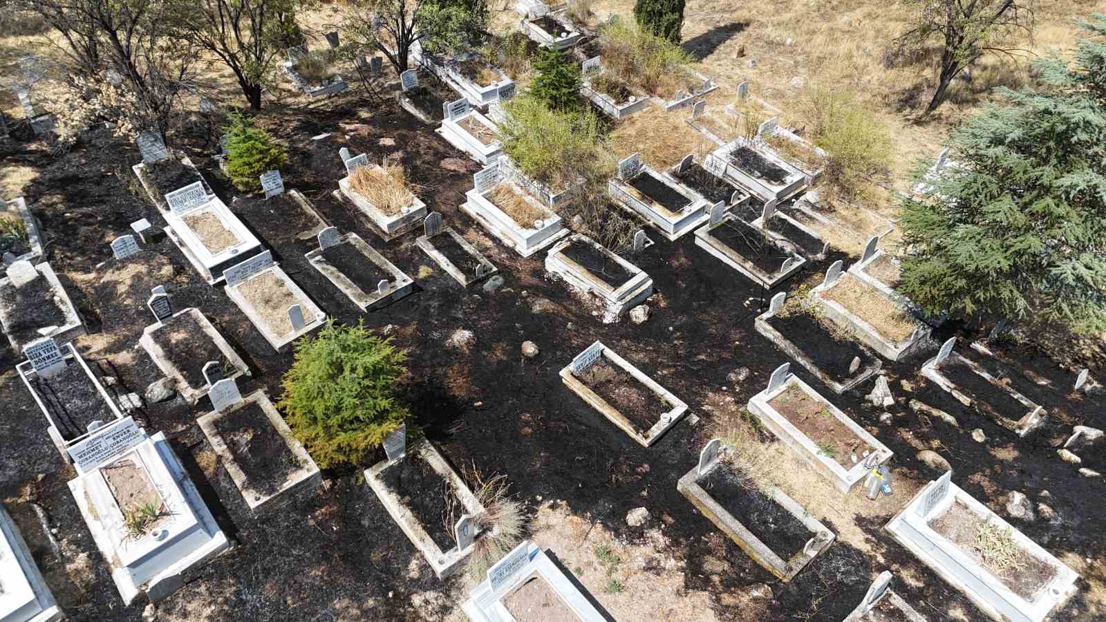 Eskişehir’de mezarlar alevler içinde kaldı