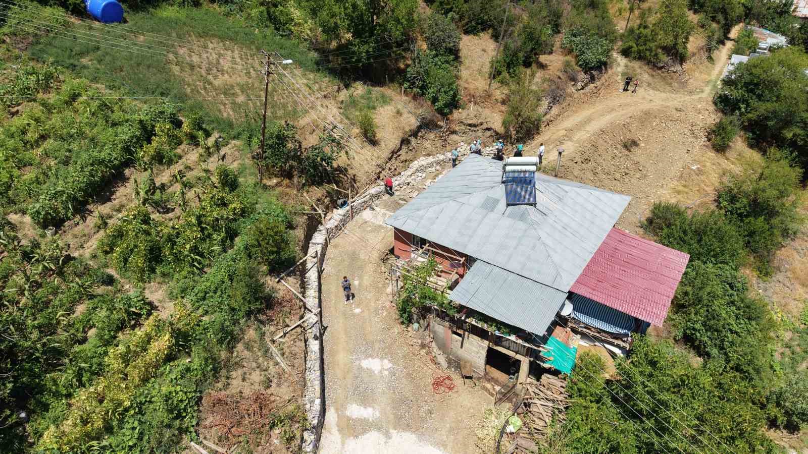 Yolu olmayan yatalak vatandaş için köylü arazisini verdi, belediye yol yaptı
