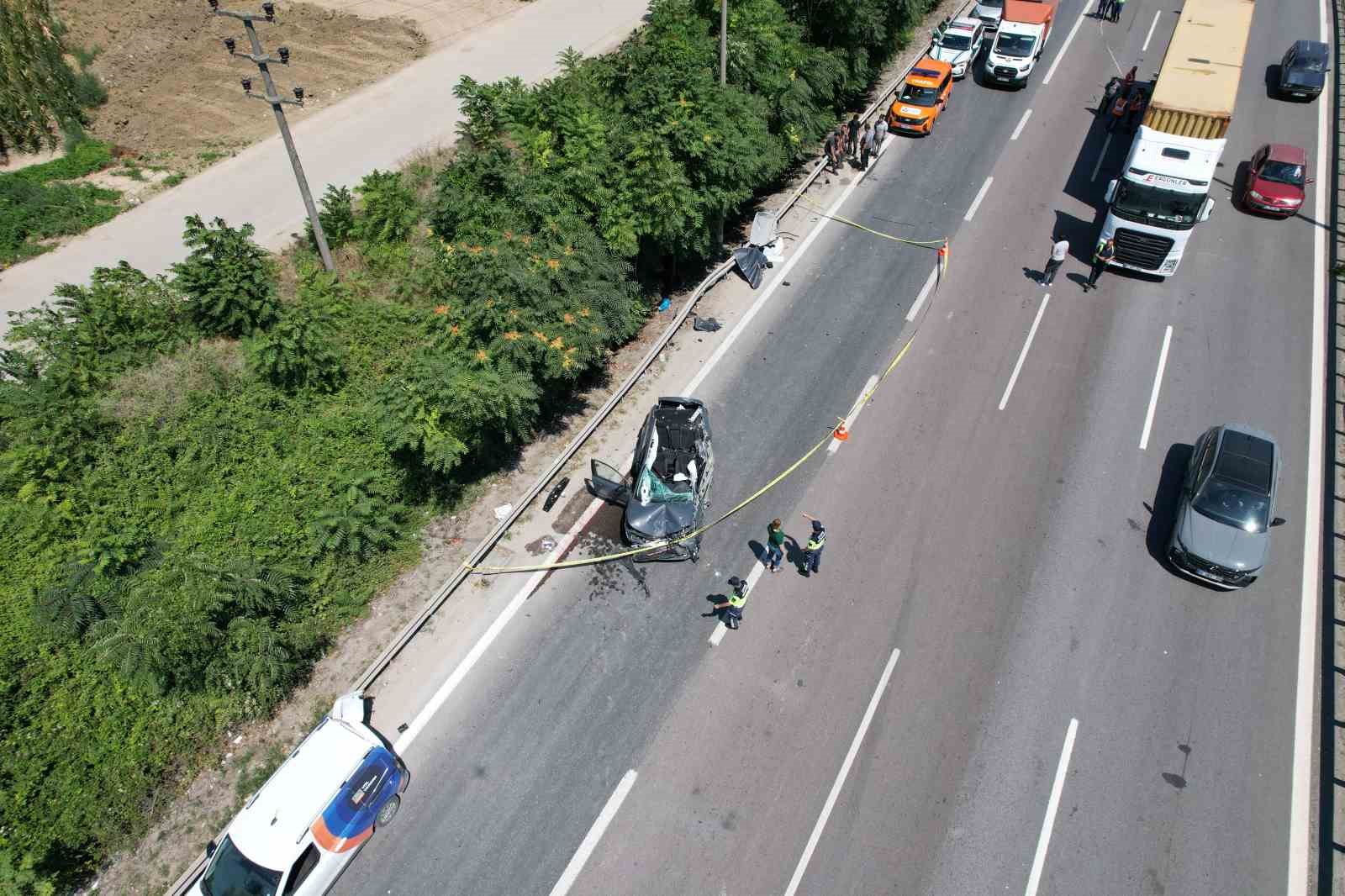 Tıra arkadan çarpan otomobilin tavanı koptu: Uzman onbaşı hayatını kaybetti