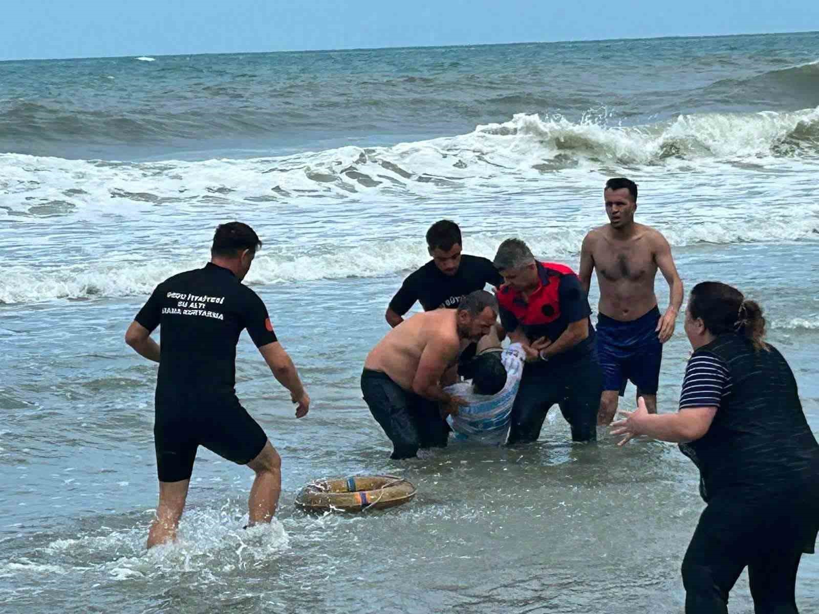 Ordu’da yasağa rağmen denize giren 2 kardeş boğulma tehlikesi geçirdi