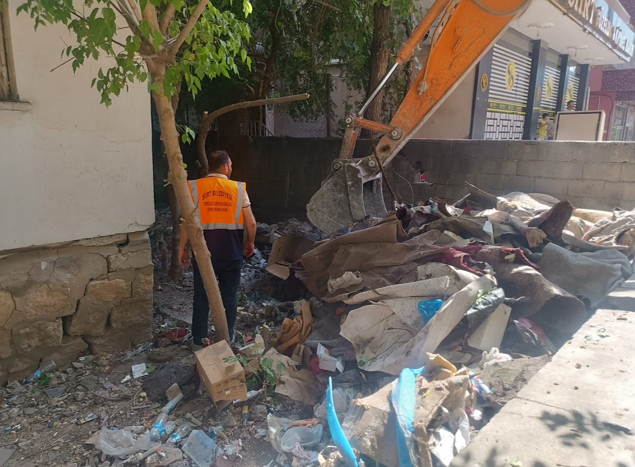 Siirt’te bir evden 2 kamyon çöp çıkarıldı