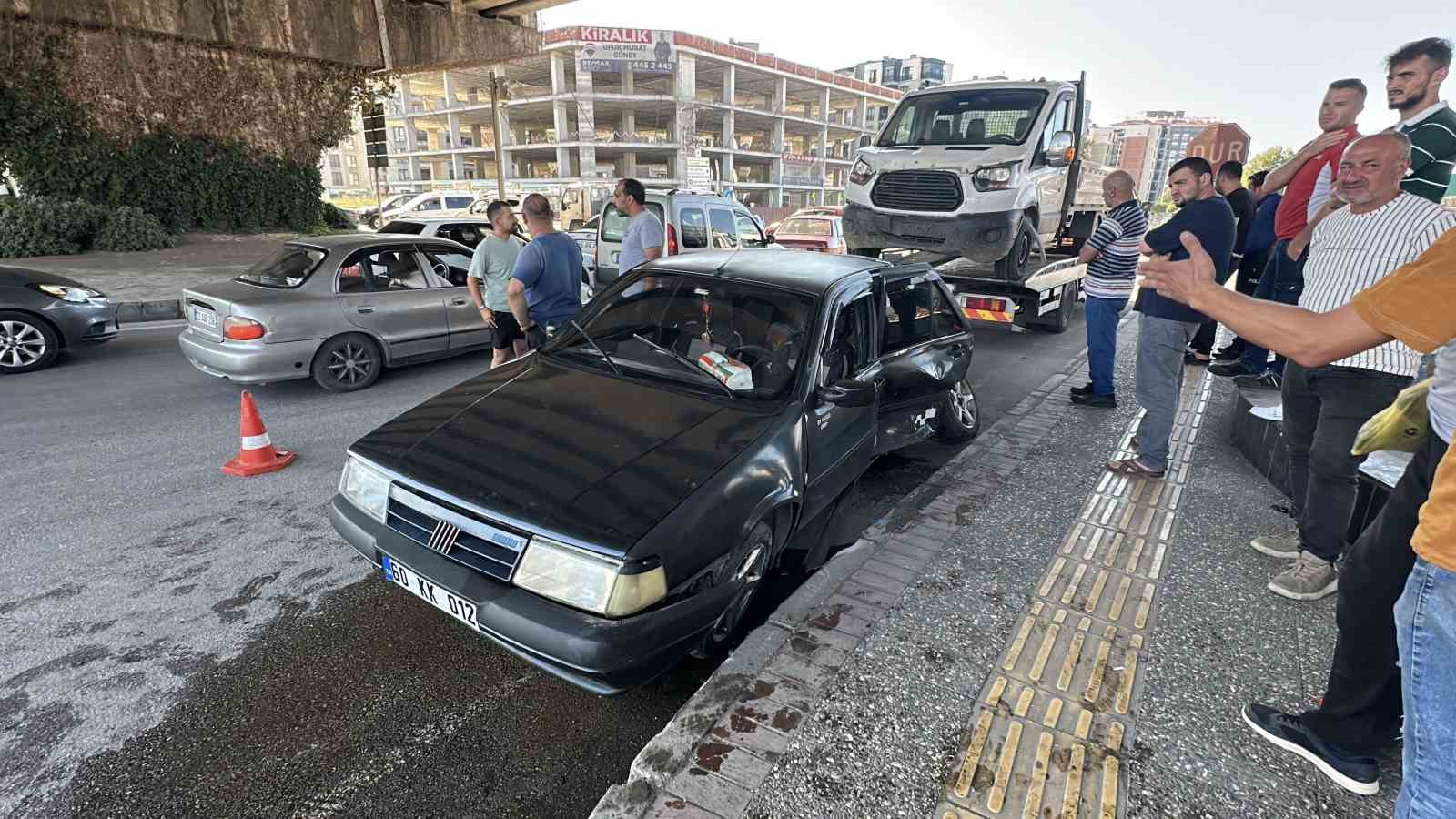 Kavşakta otomobil ile kamyonet çarpıştı: 1 yaralı