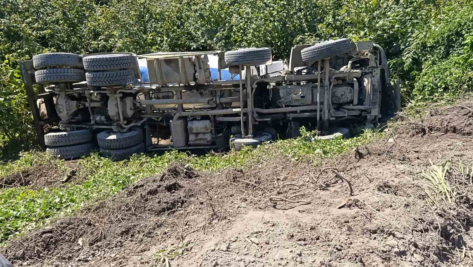 Alaplı’da şarampole uçan beton mikserinin sürücüsü yaralandı
