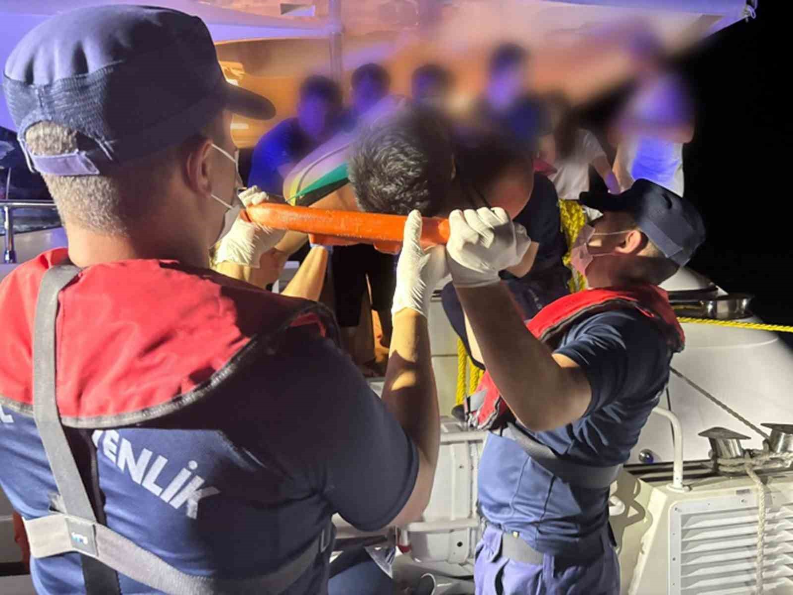 Özel teknesinde rahatsızlanan vatandaşa Sahil Güvenlikten tıbbi tahliye