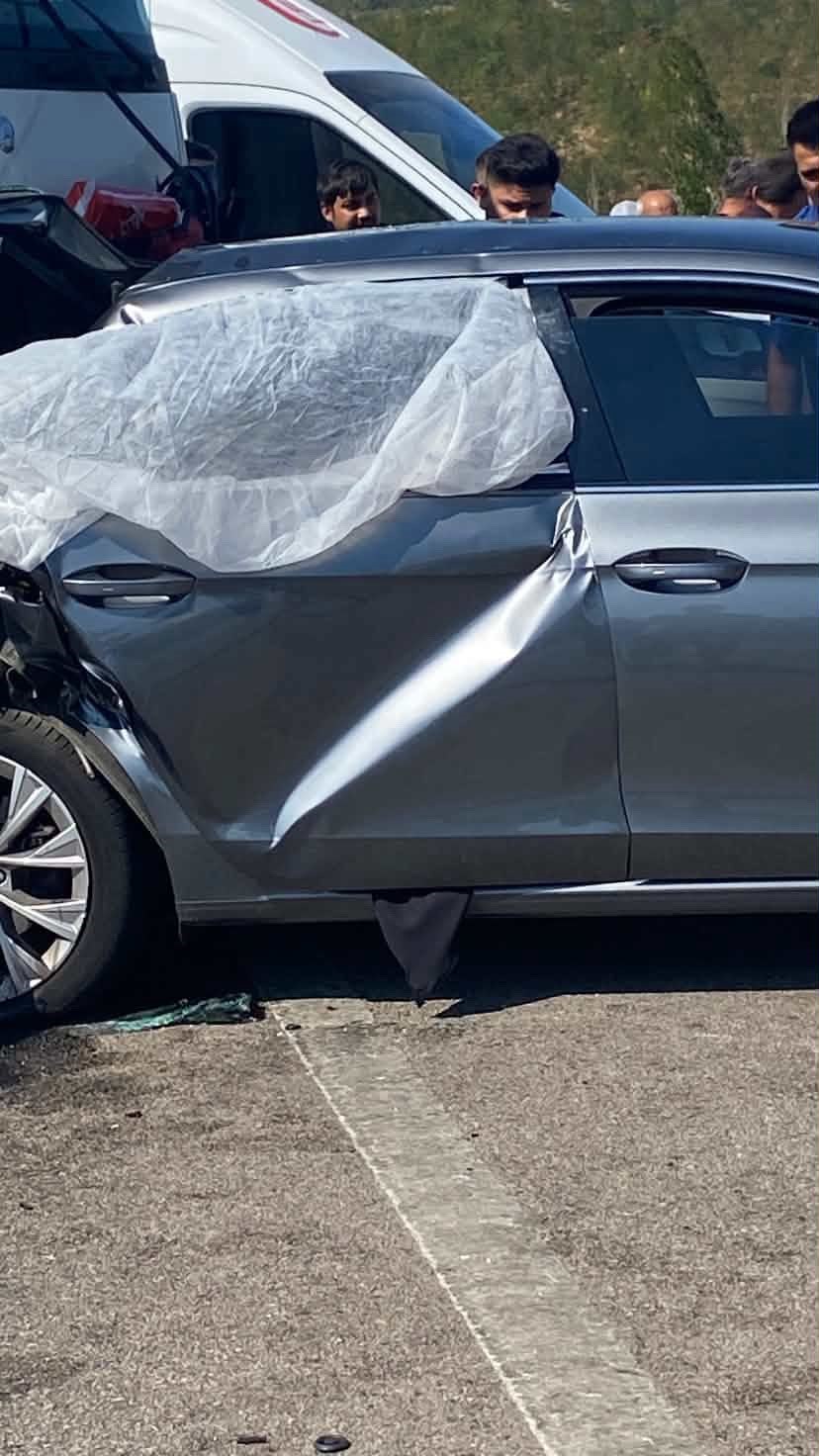Kamyonet otomobile çarptı, yaşlı kadın hayatını kaybetti
