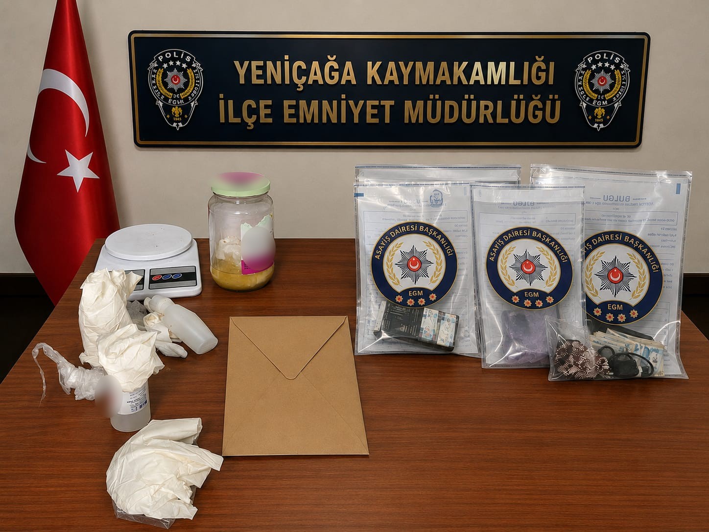 Bolu’da park halindeki otomobilden 100 bin liralık uyuşturucu çıktı: 2 tutuklama