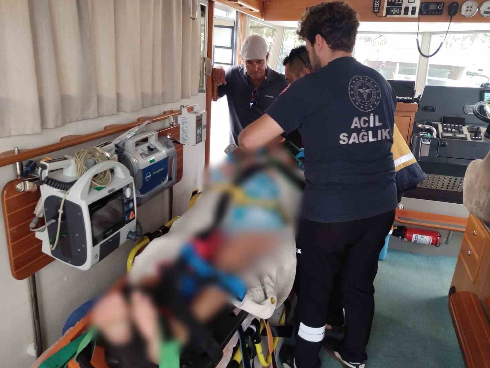 Tekneden düşen turist hastaneye kaldırıldı