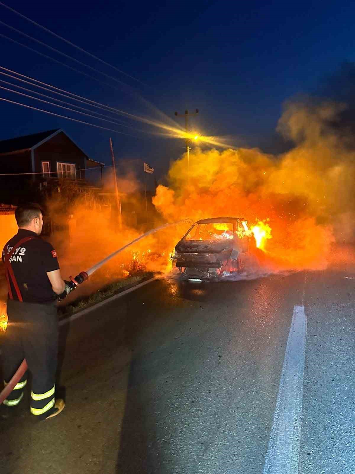Keşan’da alev topuna dönen otomobil kullanılamaz hale geldi