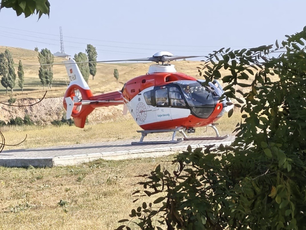 Erciş’ten Erzurum’a helikopter ambulansla entübe hasta nakli