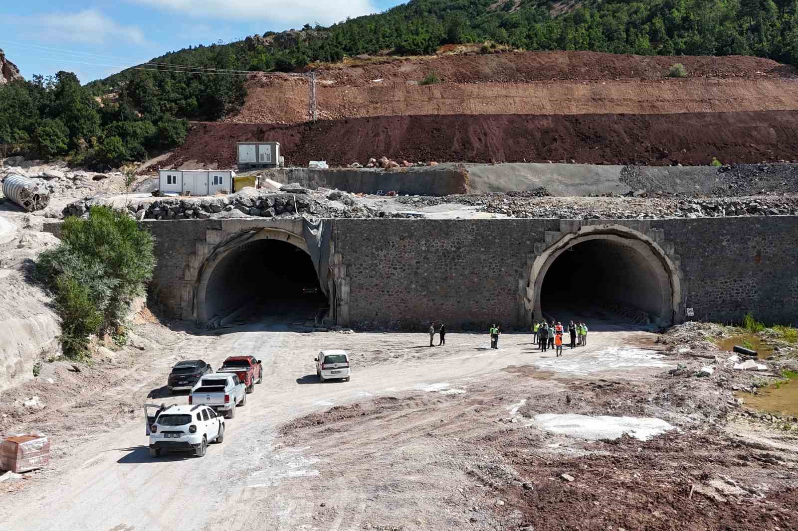 Geminbeli Tüneli’nde çalışmalar hızlandı: Kış gelmeden hizmete açılması hedefleniyor
