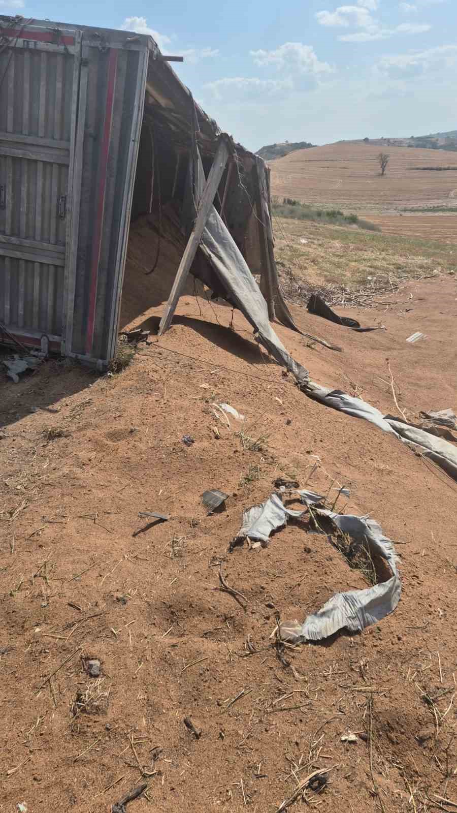 Uzunköprü’de buğday yüklü kamyon devrildi: 1 yaralı